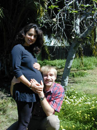 ErinUrsBelly06-200w.jpg (31651 bytes)